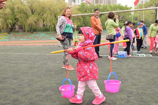 经济管理学院举办“迎‘六一’东林宝贝趣味运动会”